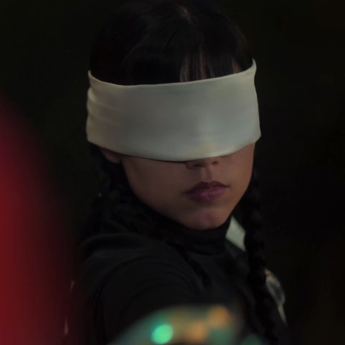 Stacyxoxo21's tweet photo. The lighting and the overall aesthetic of this scene is just spectacular in my opinion also this fencing outfit that Wednesday is wearing here is better than her usual one 🩸🖤 https://t.co/X6WaUr2TB1