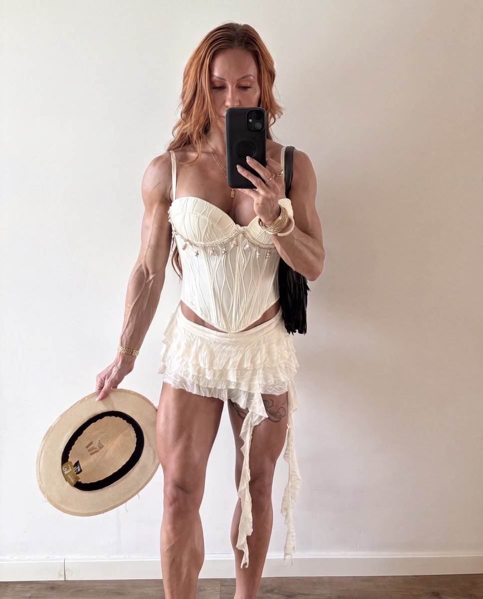 Rosesinclairr's tweet photo. Finally an outfit that fits my vibe🤠 https://t.co/FBCYTMtc1w
