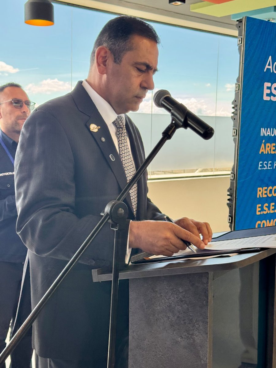 UIS's tweet photo. “Este acto nos demuestra que cuando se quieren hacer actividades en lo público, se pueden hacer. Hoy, estamos construyendo comunidad, seguridad y acción unificada. Cuando entre todos sumamos y somos propositivos, logramos grandes resultados“, expresó el Gobernador de Santander @GralJuvenalDiaz