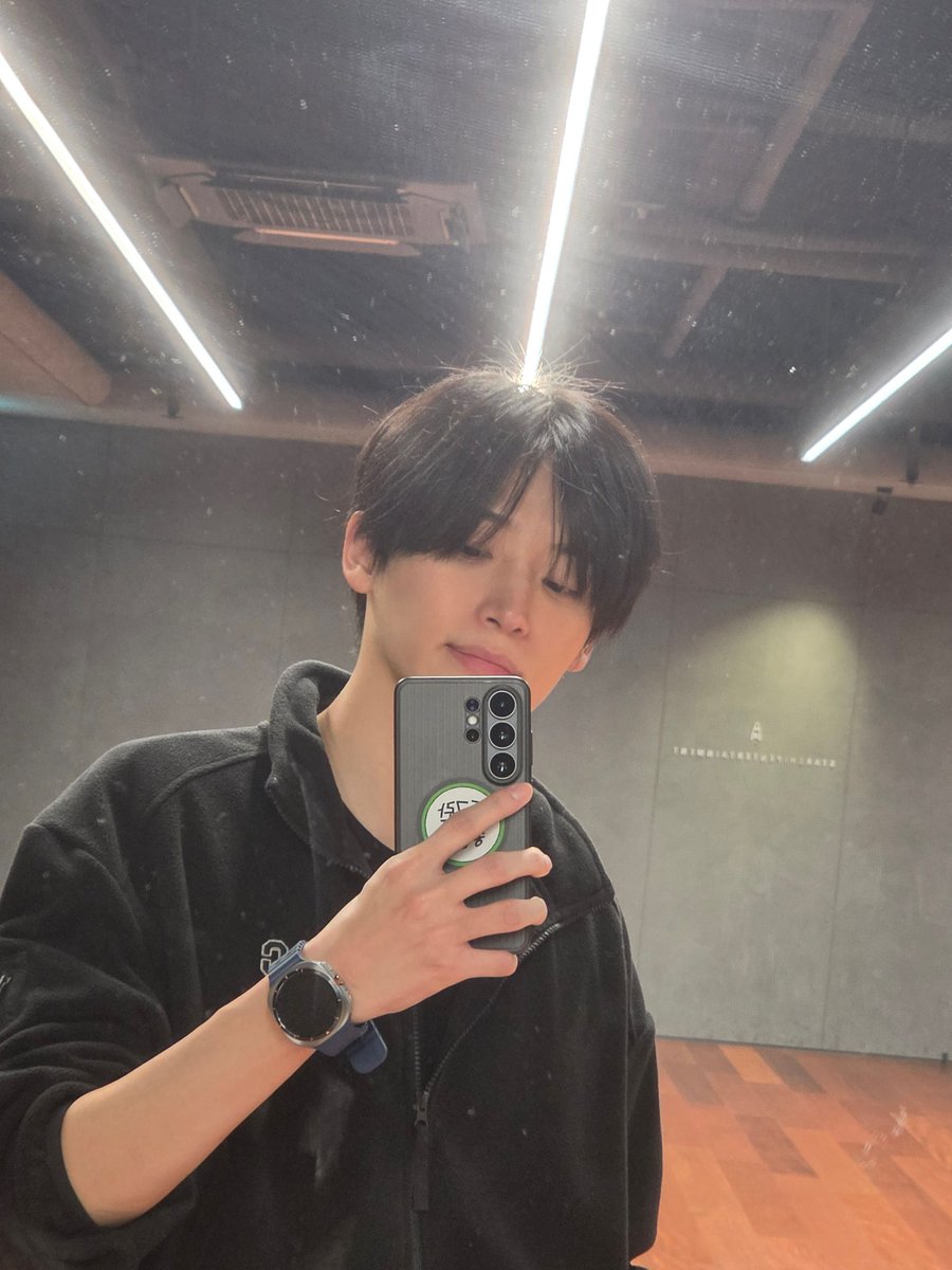 Youlynn1038's tweet photo. 아니 난 정모가 거울샷 찍을때마다 보이는 저 동글한 송형준 스티커가 ㄴㅁ 웃김 https://t.co/FCI47hvHLx