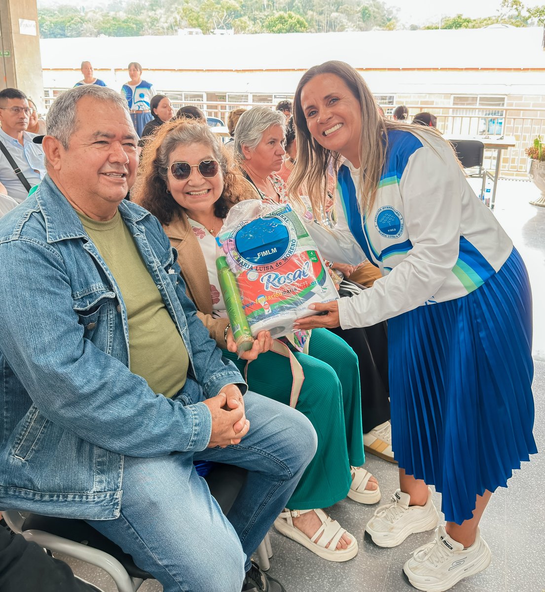 FIMLM's tweet photo. #FIMLMColombia | 💙 ¡En Silvania, Cundinamarca, las familias se unen! Más de 200 personas participaron en una jornada que fortaleció la comunicación y los valores familiares. Además, recibieron kits de aseo enviados por la Dra. María Luisa Piraquive y la Fundación. 👨‍👩‍👧‍👦✨ https://t.co/P8gU7yRiSS