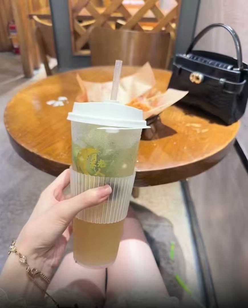 Corrigeliteral's tweet photo. 就是，有个简单单的问题，想了解一下， X上到底有 附近人 功能吗？  就是比如我在义乌，我要怎样才能找到义乌同城的人？ #义乌 https://t.co/YtlPfS6GSG