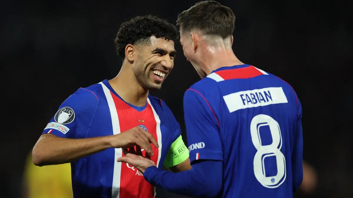 ntv's tweet photo. OLAYLAR NEDENİYLE PSG-LYON MAÇI ERTELENDİ
Ödüle aday gösterilen 10 futbolcu Ballon d'Or törenine katılamayacak

https://t.co/IxQVvgTIb5

Foto: Reuters https://t.co/clnmPc4rJw