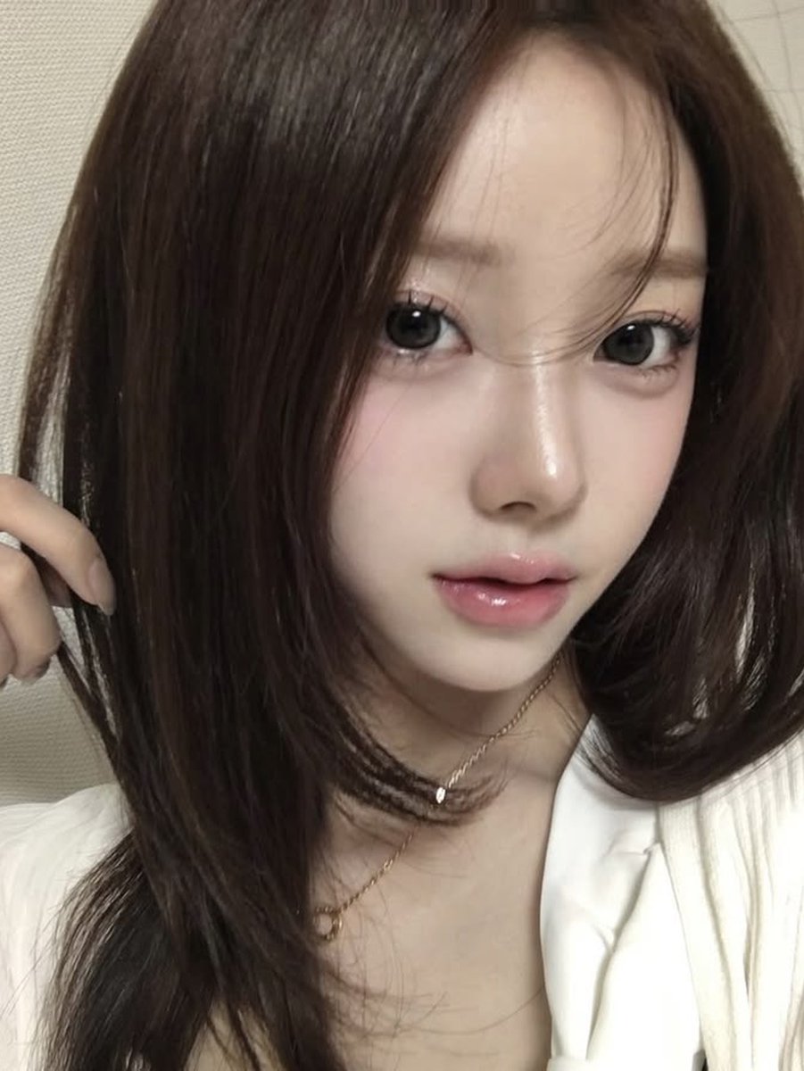 OhayoTp's tweet photo. 爆美女ってアイシャドウほぼ塗ってないのに目元の破壊力えぐいよね。さえこさんも。アイシャドウ引き算、低彩度チーク&amp;リップが正解だったのか...。 https://t.co/YMvohC3mfS