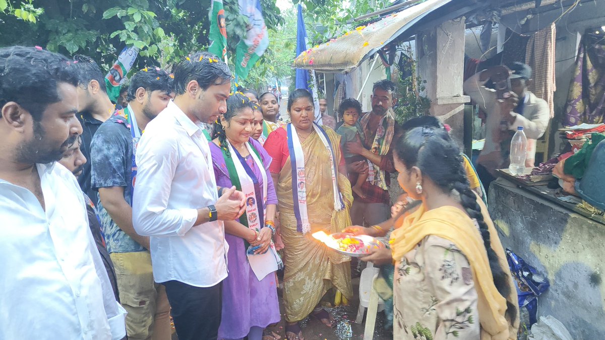 DevineniAvi's tweet photo. విజయవాడ నగరపాలక సంస్థ ఎన్నికల ప్రచారంలో భాగంగా  శుక్రవారం సాయంత్రం తూర్పు నియోజకవర్గ పరిధిలోని 16, 2, 3వ డివిజన్లలో ఇంటింటి ప్రచారం నిర్వహించిన ఎన్టీఆర్ జిల్లా వైఎస్సార్ కాంగ్రెస్ పార్టీ అధ్యక్షులు,తూర్పు నియోజకవర్గ ఇంచార్జ్ దేవినేని అవినాష్ గారు.

కార్పొరేటర్ అభ్యర్థులు కొమ్మన స్వప్న, భీమిశెట్టి ప్రవల్లిక, ఉమ్మడి పరిమళ రాజ్‌లతో పాటు నగర మేయర్ అభ్యర్థి రాయన భాగ్యలక్ష్మి గారిని ఫ్యాన్ గుర్తుపై రెండు ఓట్లు వేసి అత్యధిక మెజారిటీతో గెలిపించాలని ఓటర్లను అభ్యర్థించారు.

#DevineniAvinash #Ysrcpntrpresident #muncipalcorporation #VMC