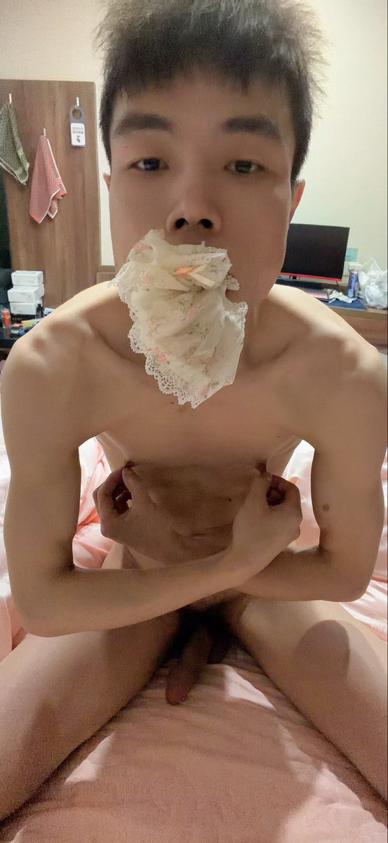 Vickyhin4's tweet photo. 骚贱狗主动要求曝光，用力咬身份证磕头，又害怕又想被曝光，就这种贱逼骚货活该被玩废
#曝光社死 #胁迫 https://t.co/4i5ee7oRRt