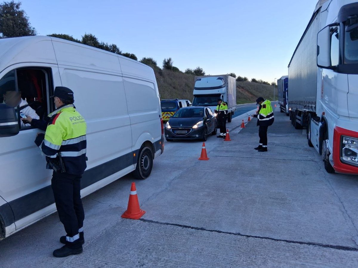 mossos's tweet photo. 🚔Intensifiquem els controls a l’AP-7 i la C-32 per prevenir sinistres viaris i combatre les distraccions al volant 👇

📍 4 controls
 🚗 160 vehicles controlats 
📄 73 denúncies, 38 per distraccions 
🔸 148 proves d’alcohol i 5 de drogues 
⚠️ 188 denúncies per excés de velocitat https://t.co/5cROsEaGTB