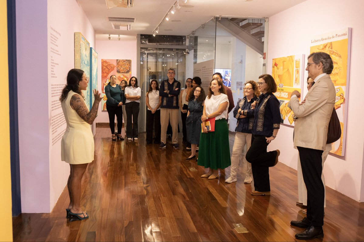 EmbEspPan's tweet photo. Secretaria Estado @CooperacionESP visitó el Centro Cultural @ccecasasoldado donde recorrió la exposición y mantuvo un encuentro con equipo @AECIDPanama para conocer su trabajo y las iniciativas que impulsa para acercar la cooperación y cultura española a la sociedad panameña 🇪🇸🇵🇦 https://t.co/AeRhpA5JP0