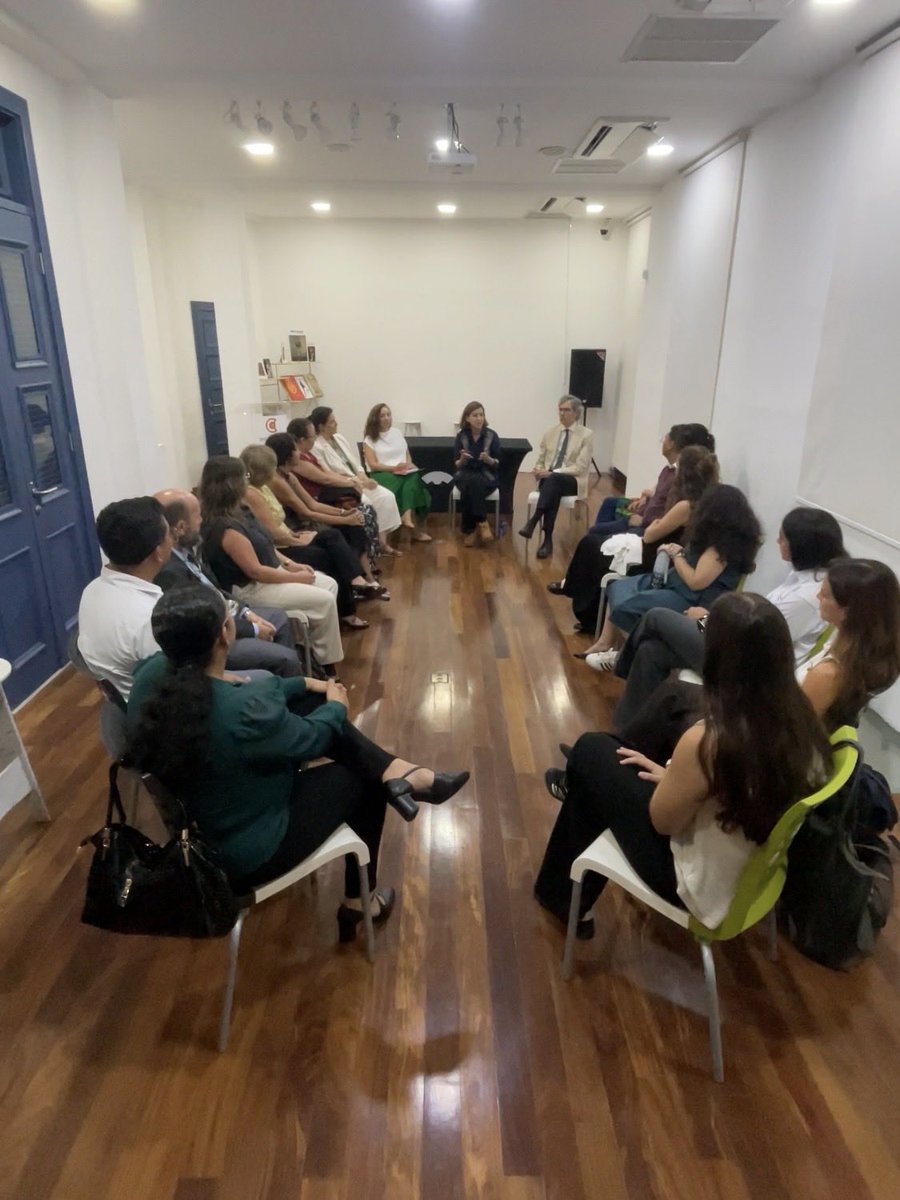 EmbEspPan's tweet photo. Secretaria Estado @CooperacionESP visitó el Centro Cultural @ccecasasoldado donde recorrió la exposición y mantuvo un encuentro con equipo @AECIDPanama para conocer su trabajo y las iniciativas que impulsa para acercar la cooperación y cultura española a la sociedad panameña 🇪🇸🇵🇦 https://t.co/AeRhpA5JP0