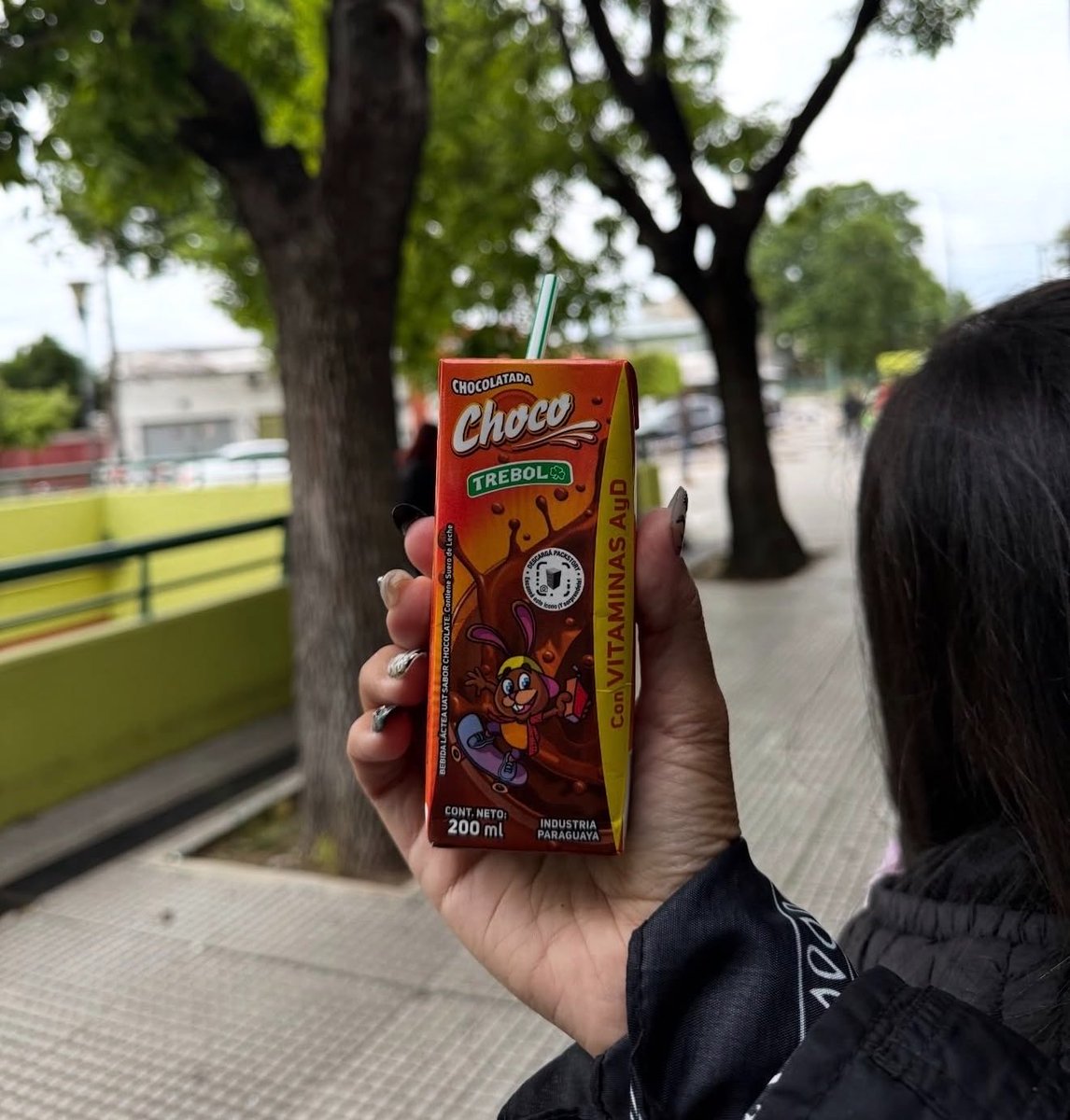 4intaki's tweet photo. después me tenes a mi 1 hora antes de que abran las puertas del concierto de piwon llegando con CHOCOLATADA camila sos una fracasada todos meten alcohol menos vos https://t.co/iIR925gqZf