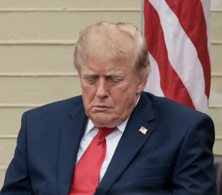 funder's tweet photo. Trump pardoned a billionaire charged with trying to bribe a governor. The billionaire's daughter had given $3.5 million to help Trump. He has 11 days left before voters get to grade that. Grade it early. #VoteEarlyDay https://t.co/SIWbexQBGR https://t.co/MEELkB4iM4