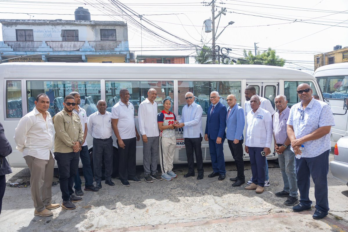 maprerd's tweet photo. Jóvenes atletas de Villa Duarte y Guachupita ya tienen transporte. Por instrucciones del presidente @luisabinader, el ministro Andrés Bautista entregó un autobús a los clubes Pueblo Nuevo y Águila. ¡El deporte transforma vidas! https://t.co/g6cGjPTmIs