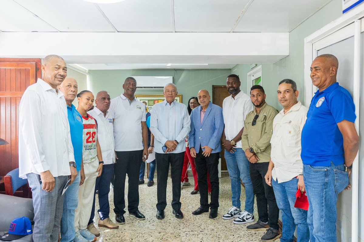 maprerd's tweet photo. Jóvenes atletas de Villa Duarte y Guachupita ya tienen transporte. Por instrucciones del presidente @luisabinader, el ministro Andrés Bautista entregó un autobús a los clubes Pueblo Nuevo y Águila. ¡El deporte transforma vidas! https://t.co/g6cGjPTmIs