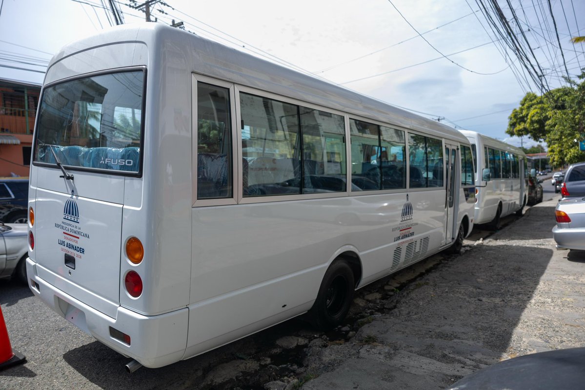 maprerd's tweet photo. Jóvenes atletas de Villa Duarte y Guachupita ya tienen transporte. Por instrucciones del presidente @luisabinader, el ministro Andrés Bautista entregó un autobús a los clubes Pueblo Nuevo y Águila. ¡El deporte transforma vidas! https://t.co/g6cGjPTmIs