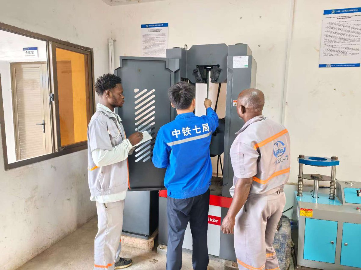 SISC_SA's tweet photo. #Formation | Le projet de la route Mantene–Tshela–Singini organise régulièrement des formations techniques pour les employés congolais. Encadrées par des experts chinois, ces formations portent sur l’utilisation des machines d’essai, le contrôle des matériaux, la qualité de la plateforme routière et l’analyse des données. 
Grâce à un accompagnement individuel，les employés renforcent leurs compétences techniques et leur autonomie professionnelle.
@Sicomines @acgtcd @MinITP_RDC @AGENCE_APCSC @PrimatureRDC @Presidence_RDC