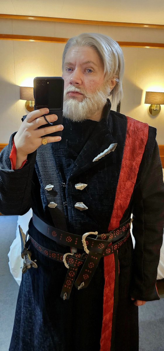 MunaMaekar's tweet photo. My Maekar cosplay went down rather well. Cosplaying him again on Sunday at MCM. #AKOTSK 🐲 https://t.co/Jb67sT1yTq