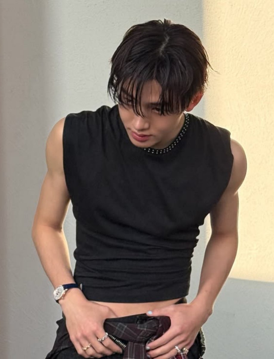 hyeonlss's tweet photo. hyeon with                  hyeon with
crop top                         his top https://t.co/binhFHWmJQ