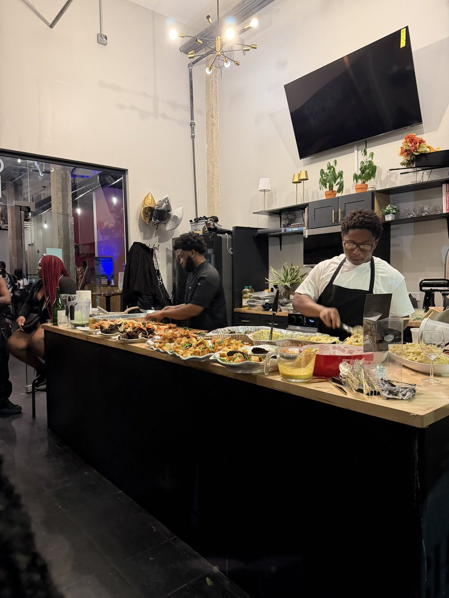 KKateone's tweet photo. 1st installment of the Kateoné Supper Klub was a success!! thank you to everybody that showed up, we oversold the venue capacity lmaoo https://t.co/XcODEjHsqV