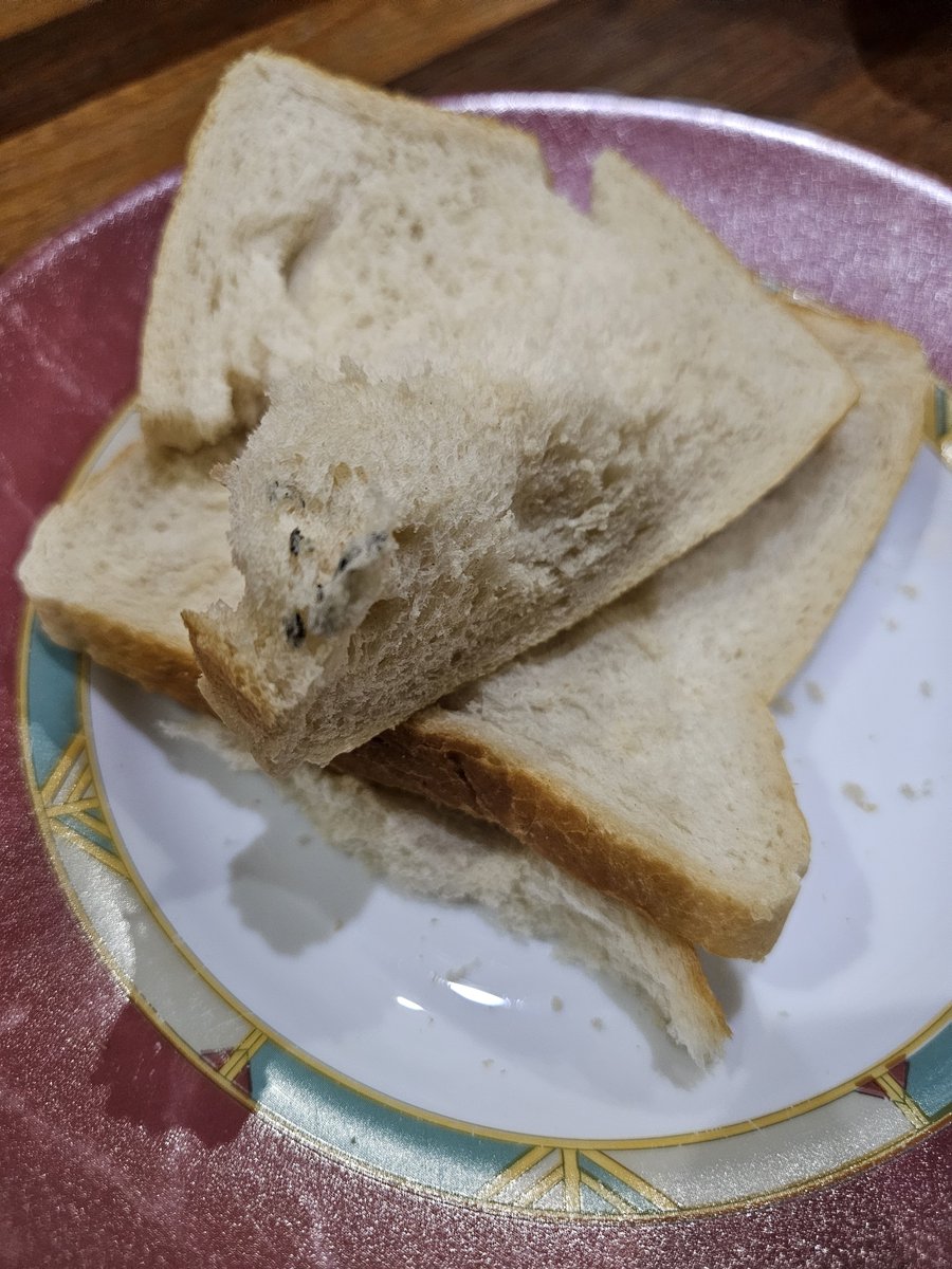 TulipBlack3's tweet photo. @CheckersSA Then you give me rotten bread???😡😡😡😡 https://t.co/i0MLov14ET