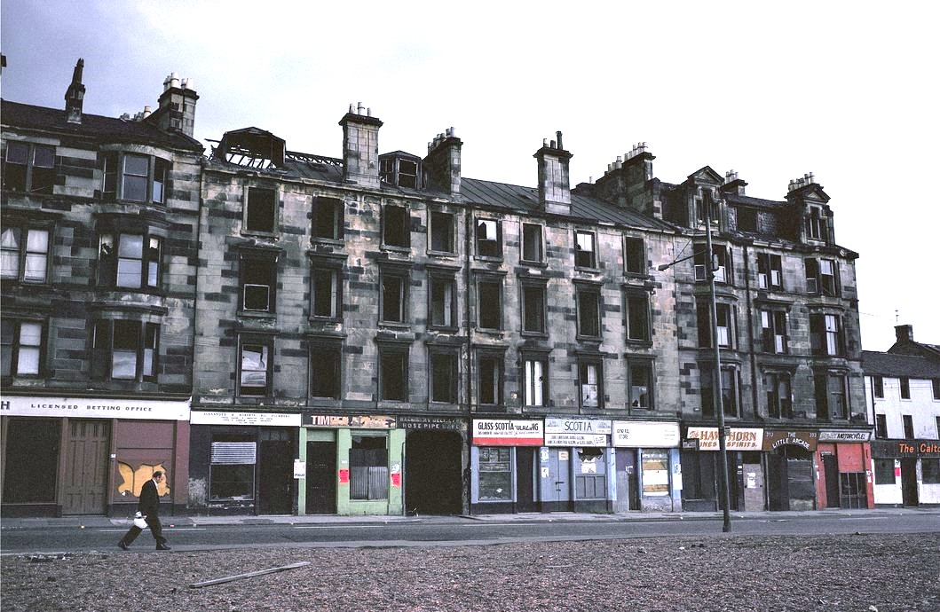 oakroyd's tweet photo. London Road, #Glasgow 1980. I wonder if photographer Raymond Depardon had a pint in the Calton Bar. https://t.co/FhOnGr5ZGZ