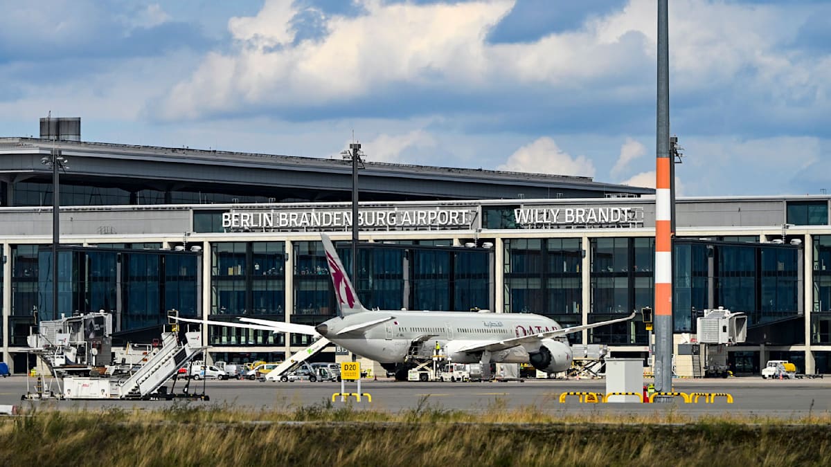 welt's tweet photo. „Zu Ende gedacht bedeutet das, dass nur noch diejenigen reisen können, die viel Geld haben“ https://t.co/xBc0vuGC1X https://t.co/LkNJXv2KoK