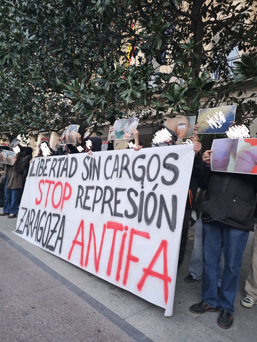 DStyleZgz's tweet photo. Pancarta frente a Delegación de gobierno: "Libertad sin cargos Stop represión Zaragoza Antifa" 📷
Concentración por los detenidos anoche en las protestas de Vito Quiles frente a Delegación de Gobierno en Zaragoza. 📷 #zaragoza https://t.co/oJLN2plF4Q
