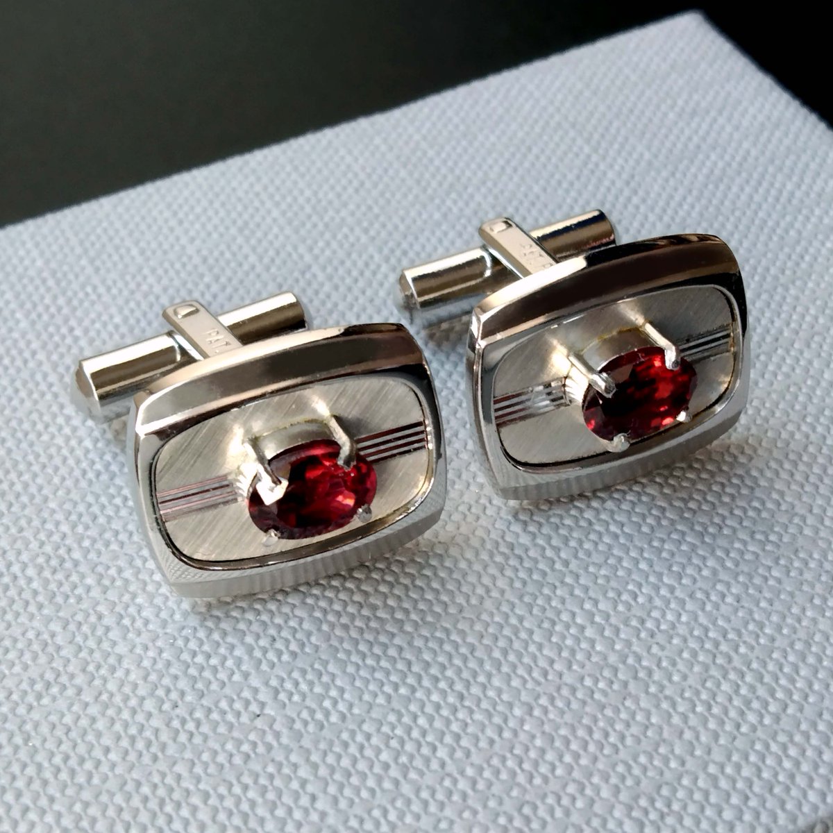 SoChicFinds's tweet photo. Oval Garnet Sterling Silver Cuff Links, Red Gemstone Cufflink, Vintage Jewelry for Men https://t.co/WlSbZ11rnB через @Etsy https://t.co/XwpEhTzbX0