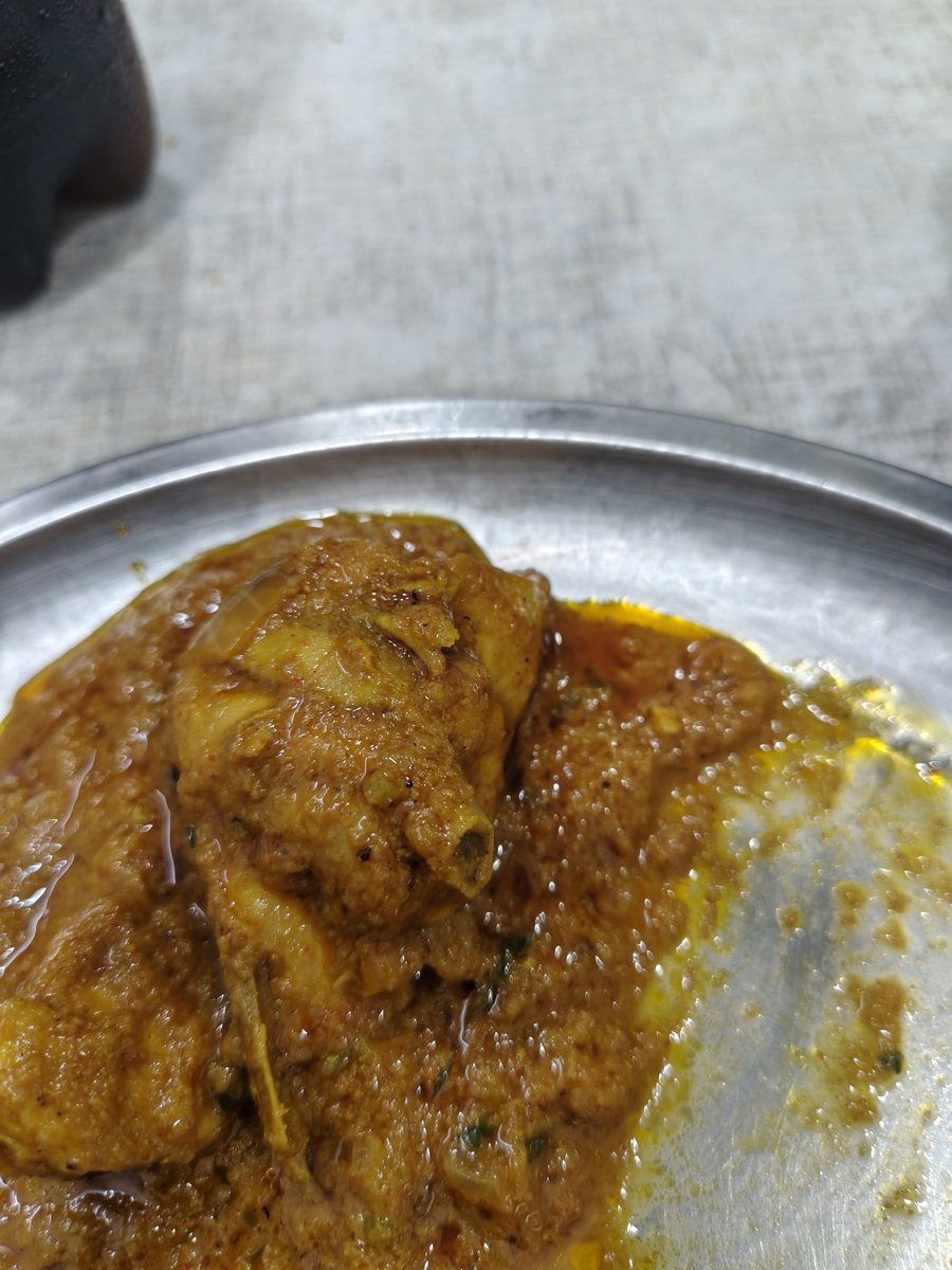 Thejus7670's tweet photo. @zomato @zomatocare @Zomato_india your app says boneless,got with bones. Customer service bot chat as usual gives me an email id to write to. New ways zomato?? https://t.co/fCC4Fqtnjn