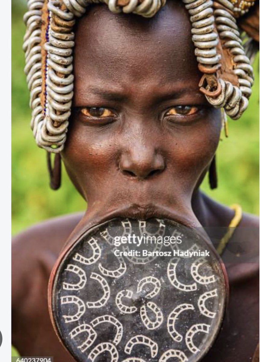 Tchoupiapfd's tweet photo. @Archi_K @E2LaCaf Parler de suceur quand ton peuple se balade littéralement avec un vinyles au bout des lèvres please https://t.co/Dr0PcWaBx1