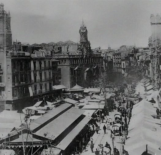 PassejantV's tweet photo. València, anys 1908. Un dia de mercat a la plaça del Mercat. https://t.co/2VBtADB5wT