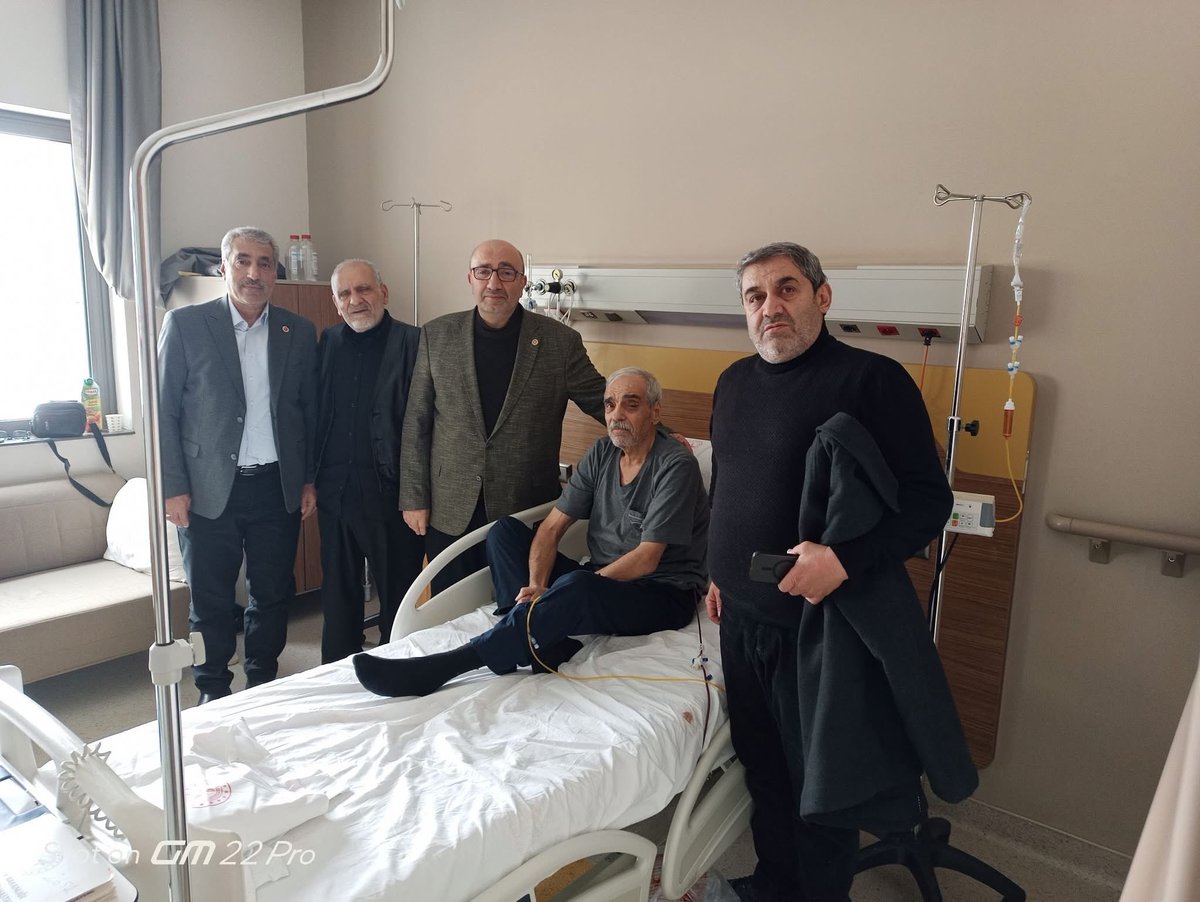 ejderacikkapi's tweet photo. İnnâ lillâhi ve innâ ileyhi râciûn.
Seraçor (Güllüce) köyümüzün kıymetli eşrafından, değerli büyüğümüz, ağabeyimiz Rahim Ataş’ı kaybetmenin derin üzüntüsünü yaşıyoruz.

Bazı insanlar, geride bıraktıkları güzel hatıralarla, insanlıklarıyla ve gönüllerde kazandıkları yerle daima hatırlanırlar.

Rahim Ağabeyimize duyduğumuz sevgi, saygı, hürmet ve muhabbet her zaman hatıramızda yaşayacak.

Ölüm Allah’ın emri, ayrılık ise insanın en ağır imtihanlarından biridir. Tesellimiz, Rabbimizin sonsuz rahmetine olan inancımızdır.

Cenab-ı Allah’tan Rahim Ağabeyimize rahmet; başta kıymetli ailesi olmak üzere bütün yakınlarına, sevenlerine ve Seraçor halkına sabır ve başsağlığı diliyorum.

Rabbim kabrini nur, mekânını cennet eylesin.