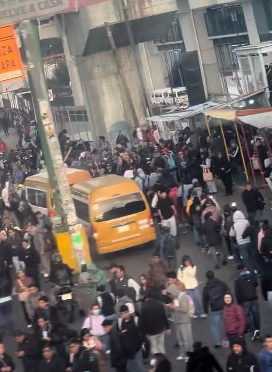 patitasklein's tweet photo. Ahora también inepta @ClaraBrugadaM va a decir que fue culpa de los usuarios el colapso de la #lineaA? Está semana el @MetroCDMX no dió una. Hasta cuándo te vas a poner a trabajar @AdrianRubalcava y van a estar robándose el presupuesto del mantenimiento de la red del #MetroCDMX https://t.co/suep44ztWQ
