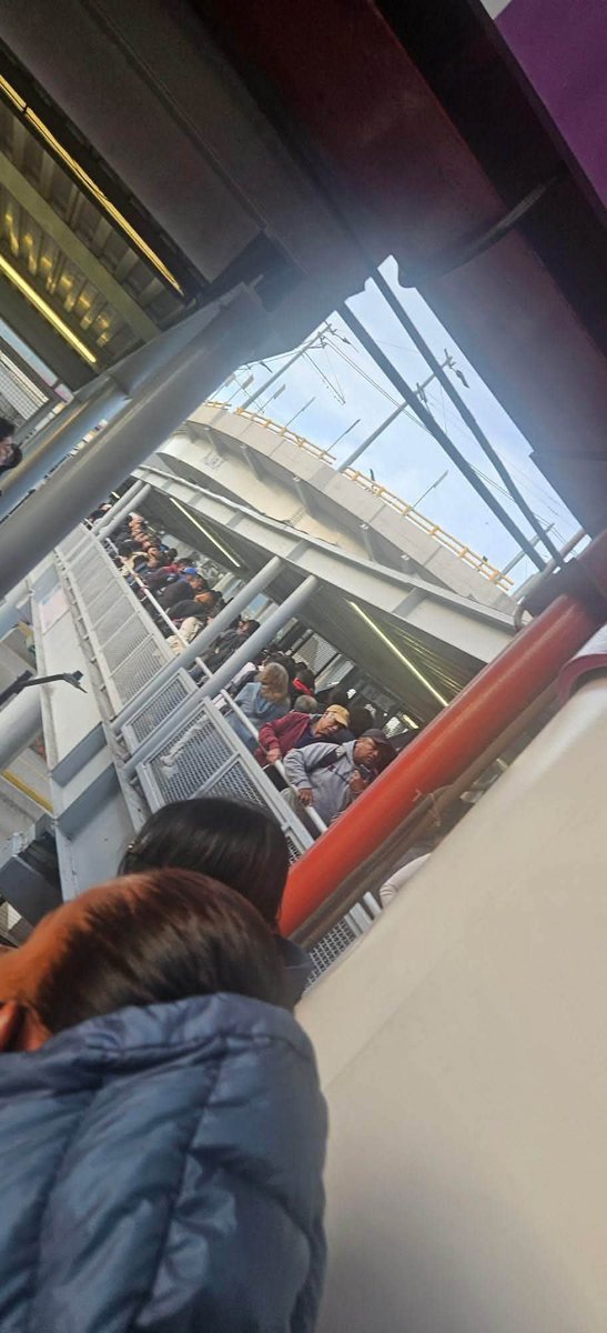 patitasklein's tweet photo. Ahora también inepta @ClaraBrugadaM va a decir que fue culpa de los usuarios el colapso de la #lineaA? Está semana el @MetroCDMX no dió una. Hasta cuándo te vas a poner a trabajar @AdrianRubalcava y van a estar robándose el presupuesto del mantenimiento de la red del #MetroCDMX https://t.co/suep44ztWQ
