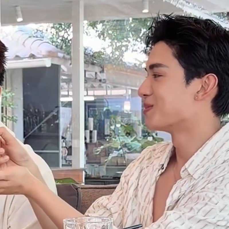 eleganseu's tweet photo. P'Net don't tease nong!!!! 😭

A LOVELY DAY WITH NETJJ 
#BareNoteTripxNetJJ #NetJJ https://t.co/V5VjSVNQ9T