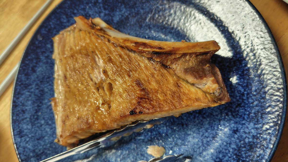 Ako53744640's tweet photo. マグロのカマ
麻婆茄子みたいの
まんまる餃子
めちゃ適当な　#夜ごはん
#米が好き　
カマって焼くだけでめちゃうまいよねー
幸せ✨️ https://t.co/D4w2g7wSa1