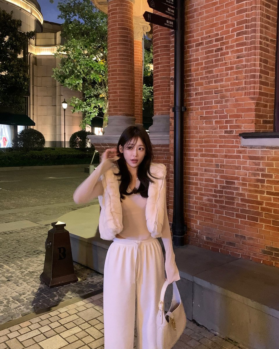 lariedoline's tweet photo. なんとなく物思いにふけってしまう、そんな秋の夜長。みんなの意見も聞かせてね。 🙌💬
gpuu https://t.co/euATzY3XbT