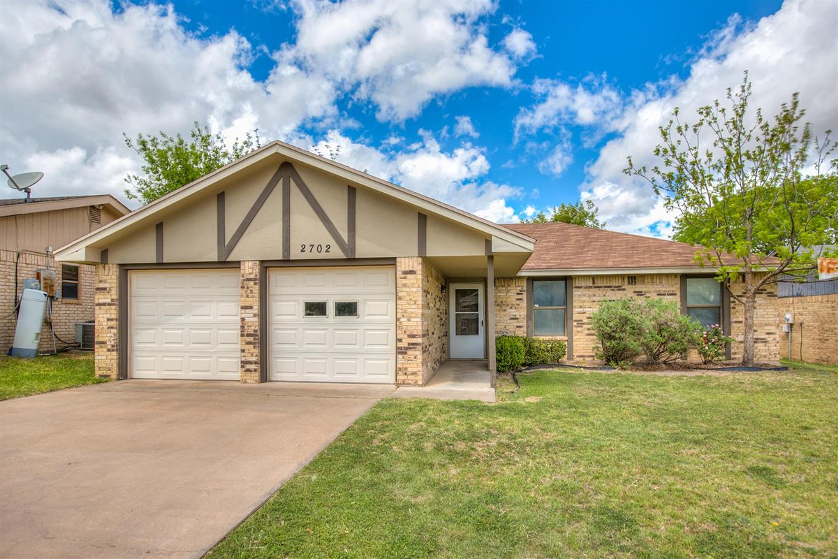 SAllisonRealty's tweet photo. Do you know someone looking for a great property in San Angelo? Please pass this along! #HereToHelp

Gail Moore,REALTOR®, #Scott Allison Real Estate #San Angelo TX #Homes4Sale https://t.co/YHLzUdWkvt