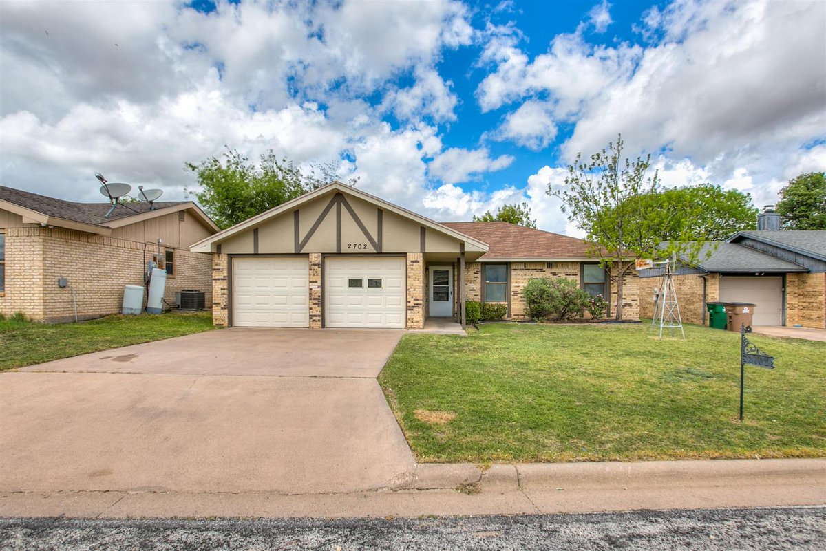 SAllisonRealty's tweet photo. Do you know someone looking for a great property in San Angelo? Please pass this along! #HereToHelp

Gail Moore,REALTOR®, #Scott Allison Real Estate #San Angelo TX #Homes4Sale https://t.co/YHLzUdWkvt
