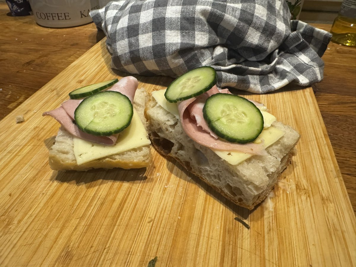 GFickmuller's tweet photo. Joskus pizzataikinaa pitää vähän modata että saa foccacialeipää. Ah, mitä valoa pimeyteen tuo foccacia, mortadella, gouda ja kurgu!
Uh. https://t.co/AX72Tgp7W9