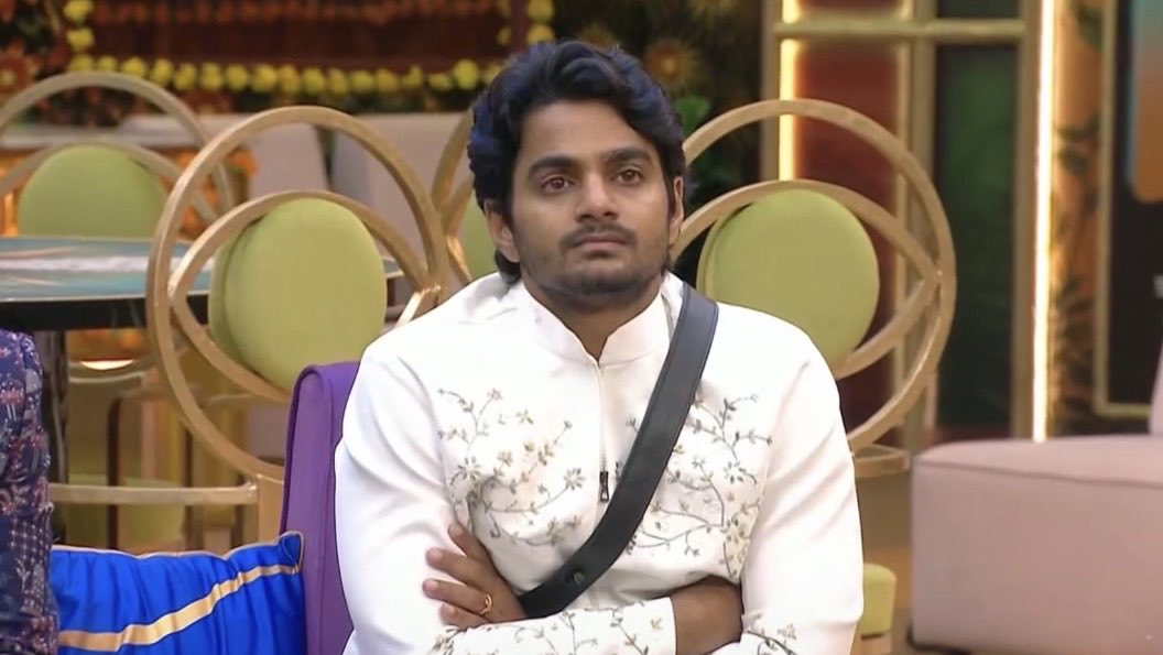 thecinemaaguy's tweet photo. @RohitNaiduPatnm miku game aa radu tasklu win kavvu..! Endku ra emina anthey target antharu endhi alsu.. first game addu.. aunty garu inka gelichinavalani medda padakandi! 
Trend lu sympathy lu chesthe win avaru aunty. Kocham common sense use cheyandi Rohit laga kakunda.
Mi trendlu vala use ey ledu mi miku games.

#Thrigun #BiggBossTelugu10 #BiggBossTelugu