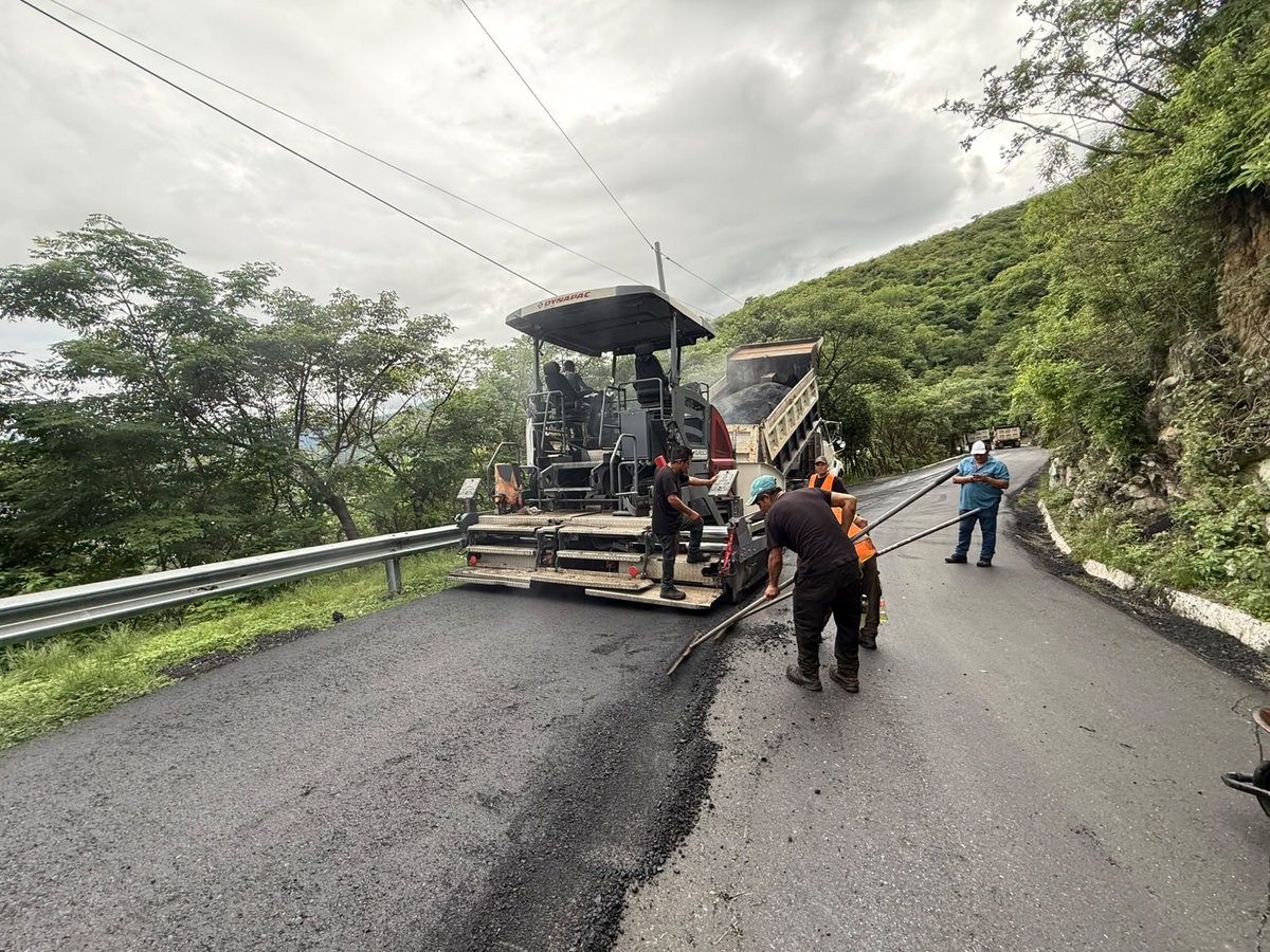 COVIAL_CIV's tweet photo. ¡Atendemos las carreteras de #BajaVerapaz!

En el km 160.6 de la RN-05-12, hacia San Miguel Chicaj, se desarrollan labores de aplicación de mezcla asfáltica para facilitar y conservar las condiciones de circulación.👷🏼🚛

#Cumpliendo https://t.co/jhDHo8xUXO
