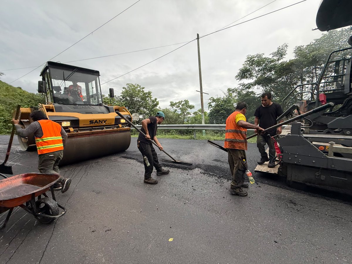 COVIAL_CIV's tweet photo. ¡Atendemos las carreteras de #BajaVerapaz!

En el km 160.6 de la RN-05-12, hacia San Miguel Chicaj, se desarrollan labores de aplicación de mezcla asfáltica para facilitar y conservar las condiciones de circulación.👷🏼🚛

#Cumpliendo https://t.co/jhDHo8xUXO