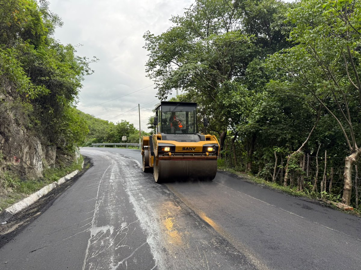 COVIAL_CIV's tweet photo. ¡Atendemos las carreteras de #BajaVerapaz!

En el km 160.6 de la RN-05-12, hacia San Miguel Chicaj, se desarrollan labores de aplicación de mezcla asfáltica para facilitar y conservar las condiciones de circulación.👷🏼🚛

#Cumpliendo https://t.co/jhDHo8xUXO