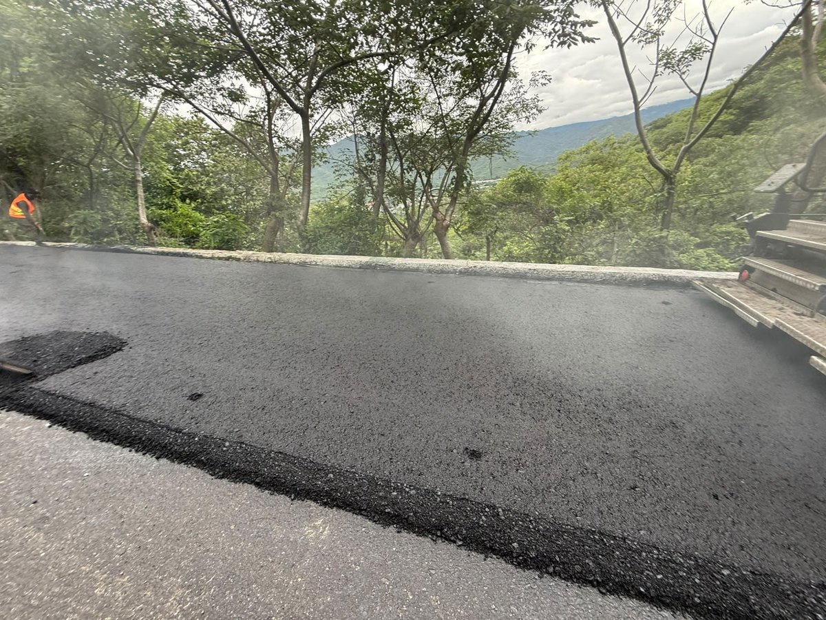 COVIAL_CIV's tweet photo. ¡Atendemos las carreteras de #BajaVerapaz!

En el km 160.6 de la RN-05-12, hacia San Miguel Chicaj, se desarrollan labores de aplicación de mezcla asfáltica para facilitar y conservar las condiciones de circulación.👷🏼🚛

#Cumpliendo https://t.co/jhDHo8xUXO
