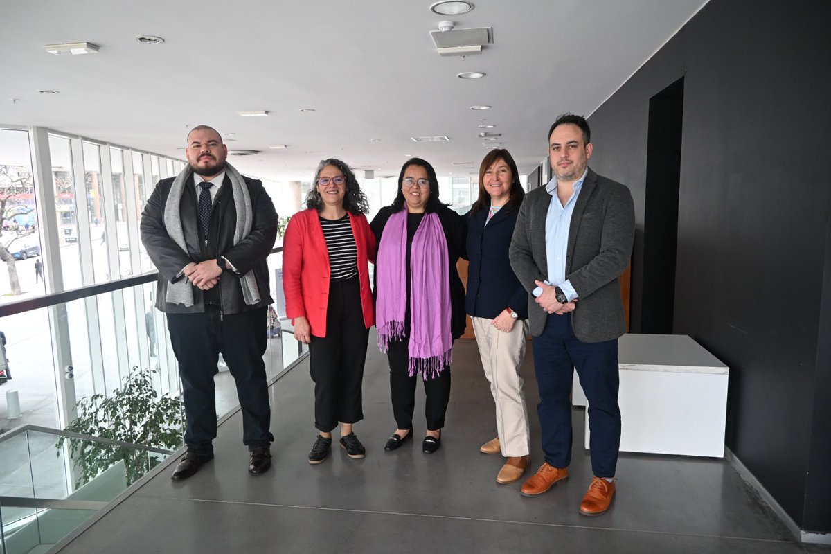 pifcss's tweet photo. 🇸🇻🤝🇺🇾 El Salvador y Uruguay intercambian experiencias en gestión de proyectos de cooperación triangular, comunicación y visibilidad de la cooperación internacional, en el marco de la segunda misión técnica del MECSS entre ESCO y AUCI.
#PIFCSS
#CooperacionSurSur https://t.co/Kajt0FQuBb