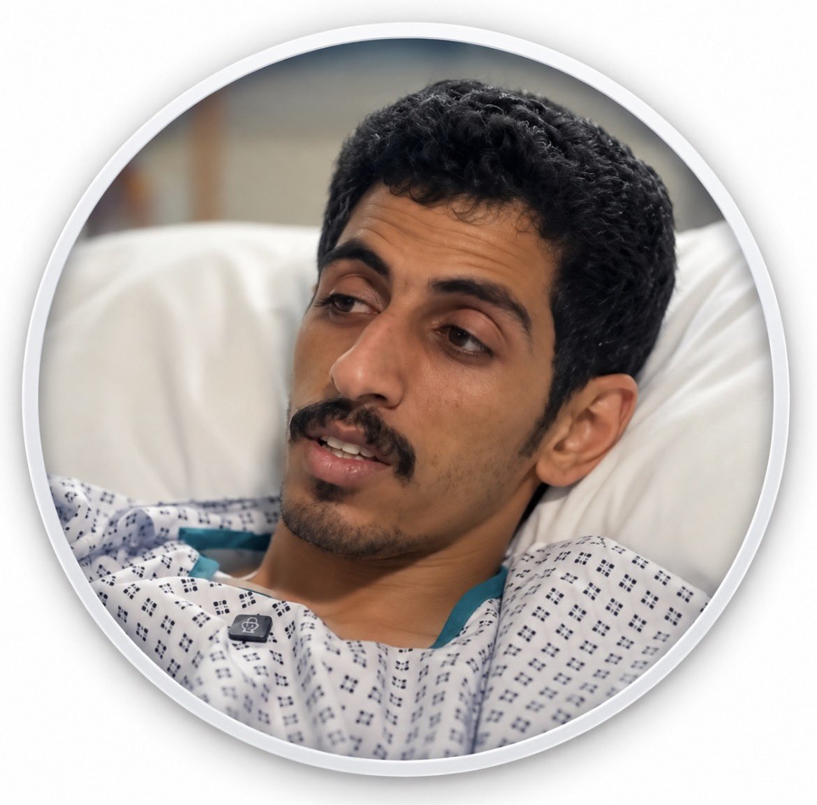 AL3rbon's tweet photo. البطل السعودي #عبدالحميد_الشراري، أحد المصابين في الاعتداء الارهابي الحوثي على #مطار_الملك_خالد بالرياض، لم تشغله إصابته عن إنقاذ الآخرين؛ فظل يساعد ويحاول إسعاف من حوله، حتى اكتشف بعد أن فرغ من مساعدتهم أن إصابته بالغة، وأن جزءًا من رئته قد خرج من جسده.

هناك بطولات تُروى، وأخرى يكتبها أصحابها بدمائهم دون أن يشعروا أنهم أبطال.

هذه بعض القصص التي لا يصنعها إلا أبناء #السعودية؛ حين تسبق النخوةُ الألم، وتكون سلامة الآخرين أولى من سلامة النفس.