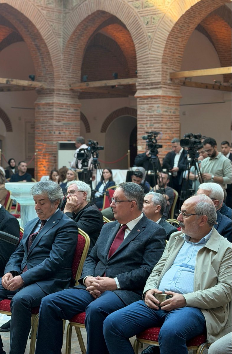 AlfatlEkrem's tweet photo. Osmanlı Cihan Devleti’nin kuruluş sürecini ve kadim başkentimiz Bursa’nın 700 yıllık tarihî mirasını ele alan “700 Yıllık Hafıza: Devlet-i Aliyye’nin Kuruluşu ve Bursa” adlı eserin tanıtım programına katıldık.

25 akademisyenin kaleme aldığı 26 özgün makaleden oluşan, Türkçe ve İngilizce olarak iki cilt halinde hazırlanan bu kıymetli eser; Bursa’nın devletleşme, şehirleşme ve medeniyet inşasındaki tarihî rolünü gelecek nesillere aktarıyor.

Tarihî ve kültürel mirasımızın korunmasına, gelecek nesillere aktarılmasına önemli katkılar sunan bu değerli eserin hazırlanmasında emeği geçen akademisyenlerimizi ve katkı sağlayan herkesi gönülden tebrik ediyorum.

Tarihine sahip çıkan milletler, geleceğine güvenle yürür.