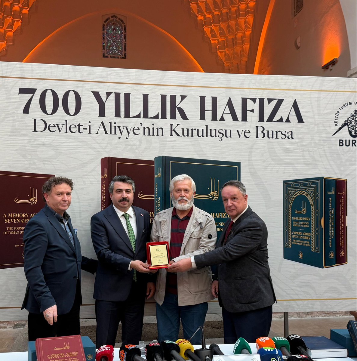 AlfatlEkrem's tweet photo. Osmanlı Cihan Devleti’nin kuruluş sürecini ve kadim başkentimiz Bursa’nın 700 yıllık tarihî mirasını ele alan “700 Yıllık Hafıza: Devlet-i Aliyye’nin Kuruluşu ve Bursa” adlı eserin tanıtım programına katıldık.

25 akademisyenin kaleme aldığı 26 özgün makaleden oluşan, Türkçe ve İngilizce olarak iki cilt halinde hazırlanan bu kıymetli eser; Bursa’nın devletleşme, şehirleşme ve medeniyet inşasındaki tarihî rolünü gelecek nesillere aktarıyor.

Tarihî ve kültürel mirasımızın korunmasına, gelecek nesillere aktarılmasına önemli katkılar sunan bu değerli eserin hazırlanmasında emeği geçen akademisyenlerimizi ve katkı sağlayan herkesi gönülden tebrik ediyorum.

Tarihine sahip çıkan milletler, geleceğine güvenle yürür.