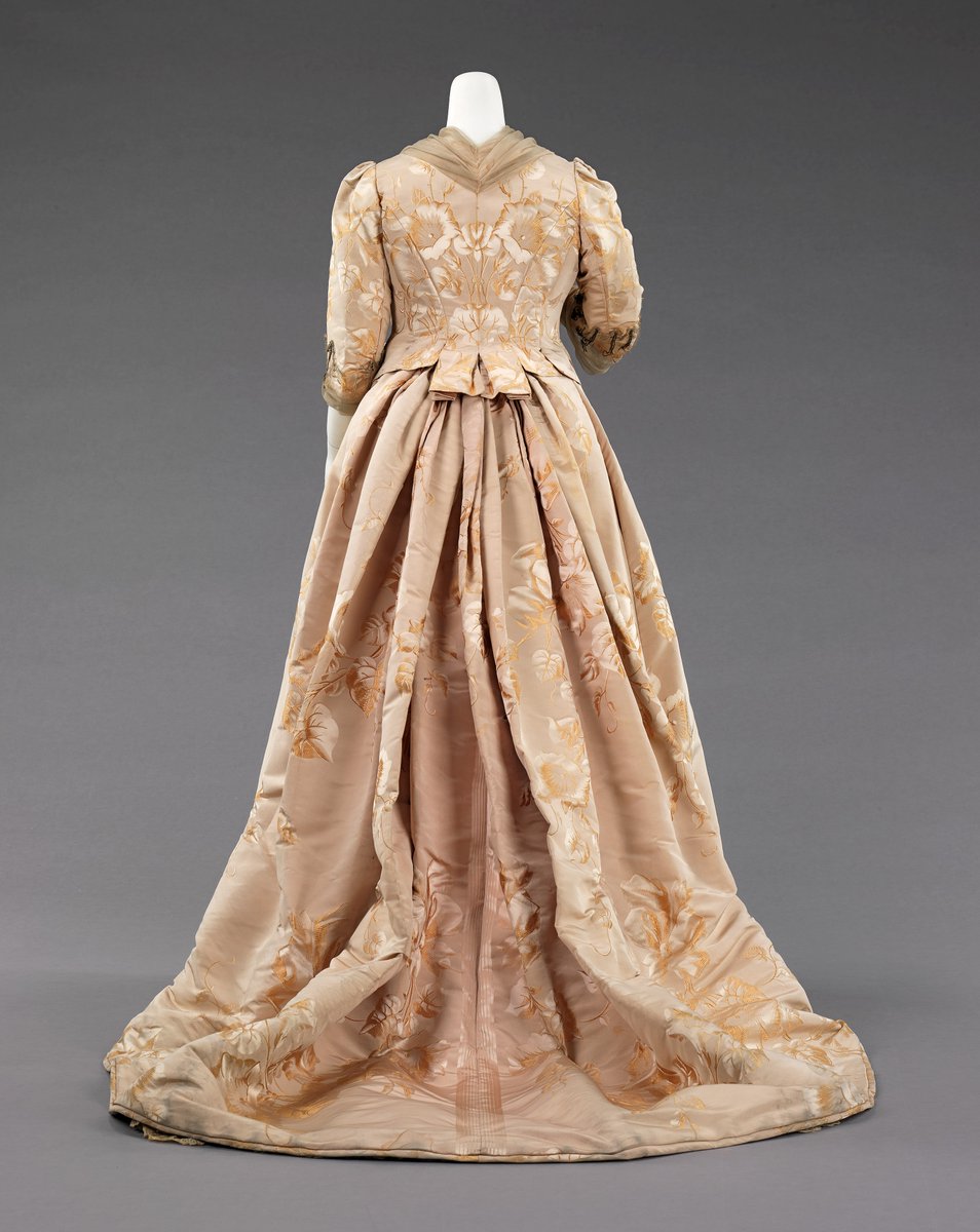 wikivictorian's tweet photo. Dinner dress by House of Worth, 1890–95. The MET. https://t.co/6OG9jkF7mn