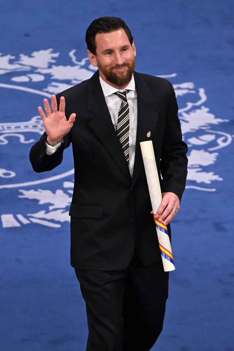 SC_ESPN's tweet photo. ¡¡DE PIE!! Leo Messi fue OVACIONADO en Oviedo, luego de recibir el Premio Princesa de Asturias de parte de la princesa Leonor de Borbón. https://t.co/3UrE0zdON1